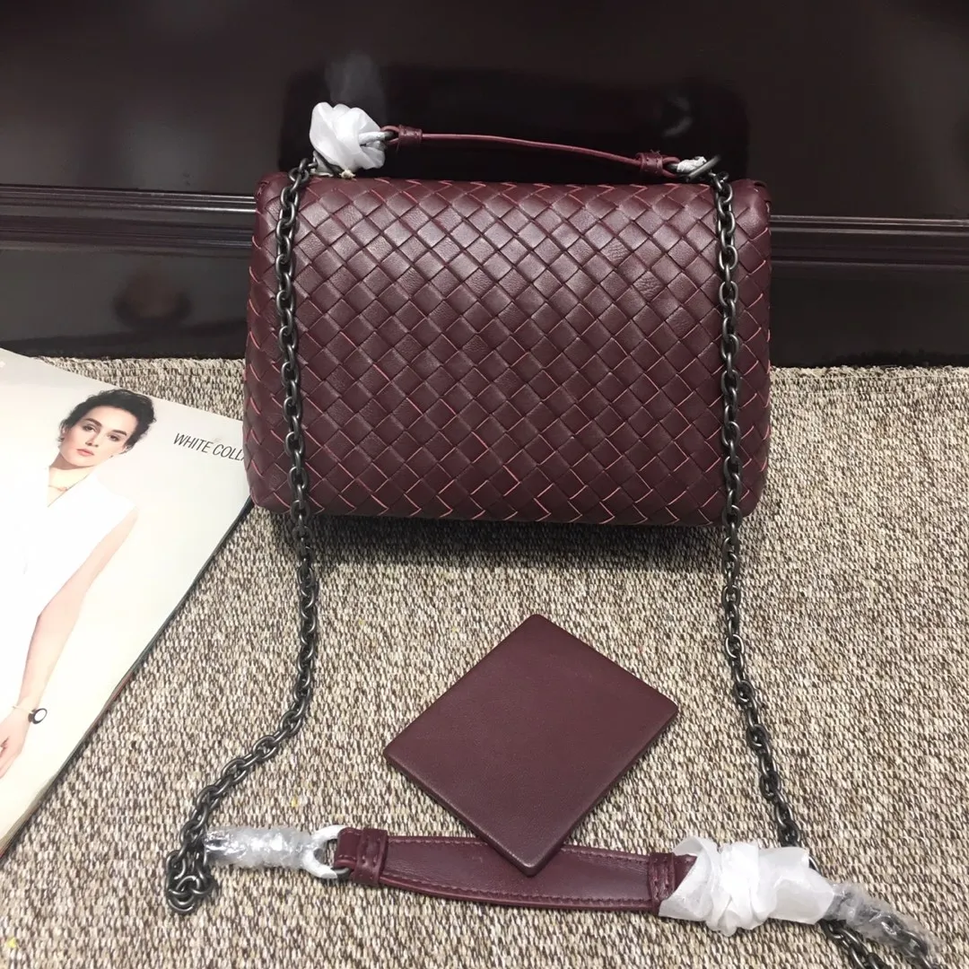 Original quality👉🏻Size 1099 Small🔥🔥Mini version of the classic Olimpia handbag, all made of Intrecciato soft sheepskin. The long Brunito polished chain adjustable strap can be doubled in length and can be used as a shoulder bag, which is both elegant and practical. The interior is lined with pigskin, and the space is separated by zippers for easy storage and organization. Built-in vanity mirror. size: 22*8*15 dark red